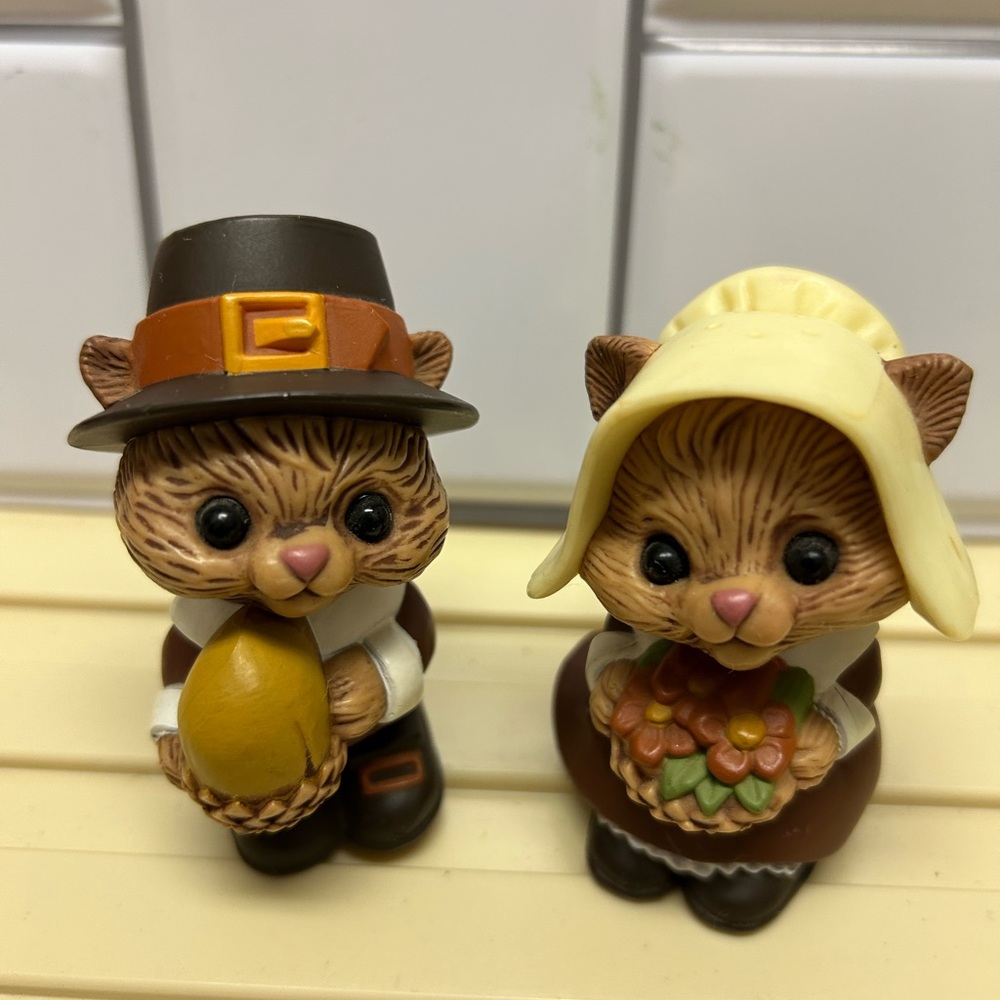 Vintage Hallmark Salt & Pepper Shakers Squirrel Animal Black Eyes Brown small 3”